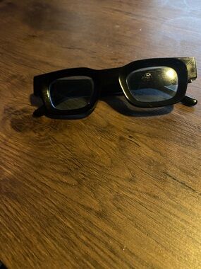 Sleek Black Rectangular Sunglasses